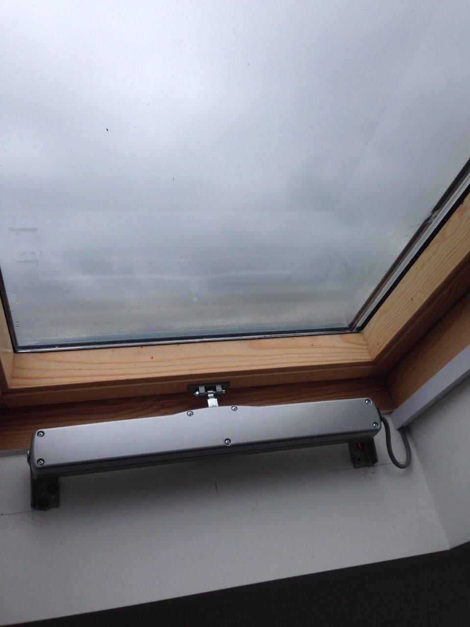 Moror desfumare montaj fereastra Velux KATO 305RWA